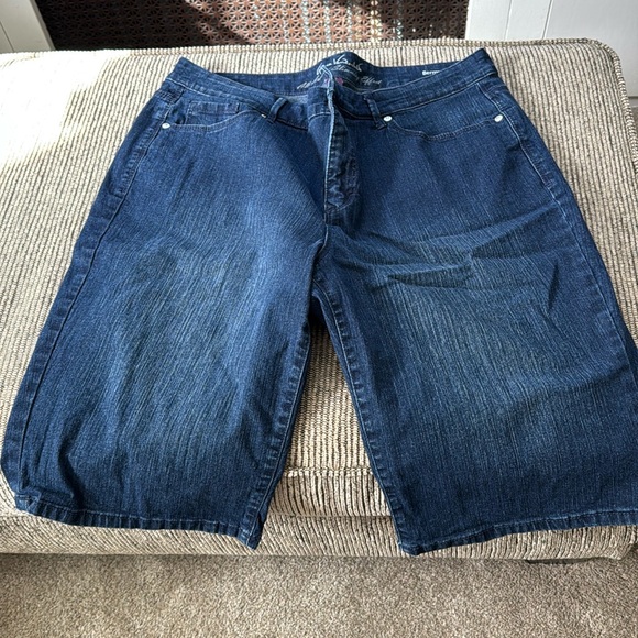 Gloria Vanderbilt Slimming Dark Wash Denim Jean Bermuda Shorts Size 12 - Picture 1 of 3